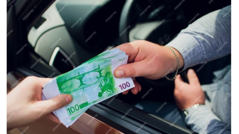 Tentoi ta korruptojë policin me 100 euro, arrestohet në kufi..