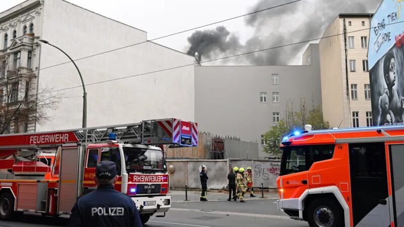 Një zjarr i madh ka shpërthyer në një restorant në Berlin, 100 zjarrfikës në vendngjarje..!