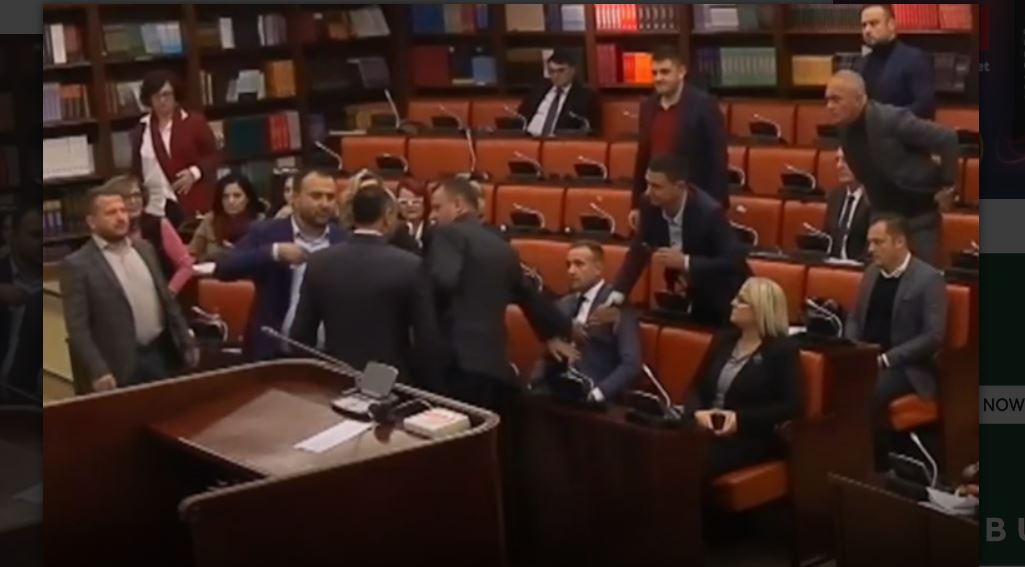 Incident në Kuvendin e Maqedonisë, shmanget përplasja fizike mes deputetëve..(VIDEO)