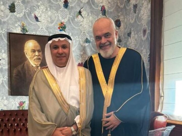 Edi Rama me veshje Arabe