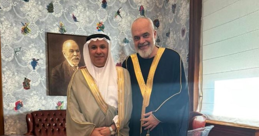 Edi Rama me veshje Arabe