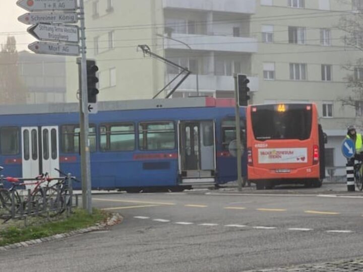 Aksident specifik në Zvicr: Autobusi përplaset me tramvajin..!?