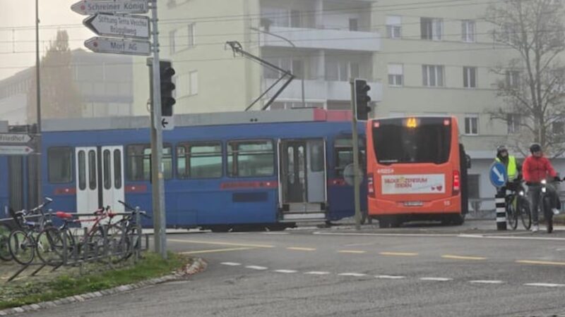 Aksident specifik në Zvicr: Autobusi përplaset me tramvajin..!?