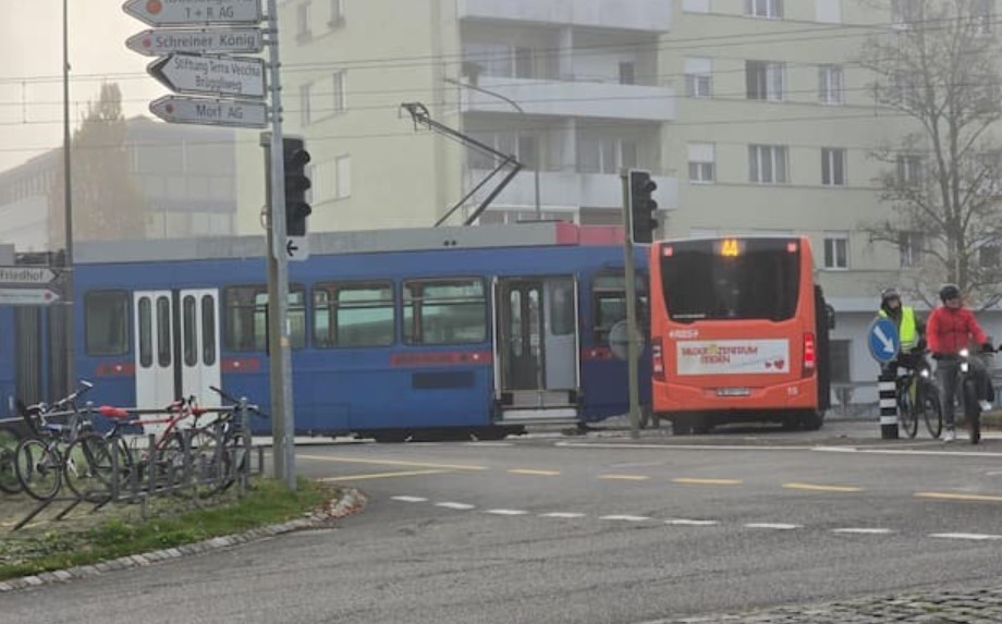 Aksident specifik në Zvicr: Autobusi përplaset me tramvajin..!?