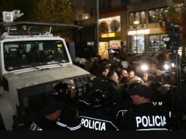 ESKALON SITUATA! Konfrontim fizik mes deputetëve dhe efektivëve në Tiranë (VIDEO)