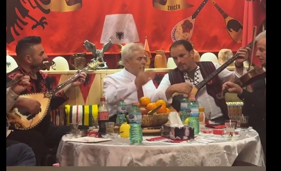 Ali Ahmeti këndon me çifteli në Zvicër..! (VIDEO)