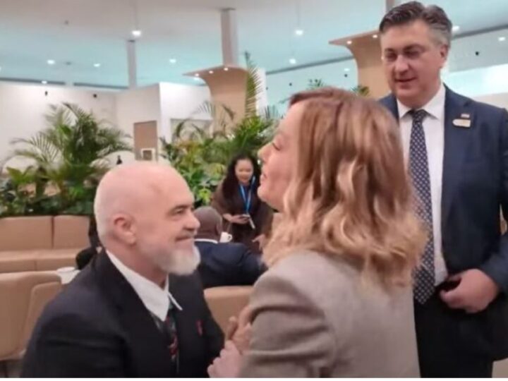 Edi Rama i ulet në gjunjë kryeministres së Italisë Giorgia Meloni..(VIDEO)