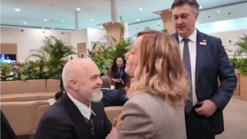 Edi Rama i ulet në gjunjë kryeministres së Italisë Giorgia Meloni..(VIDEO)