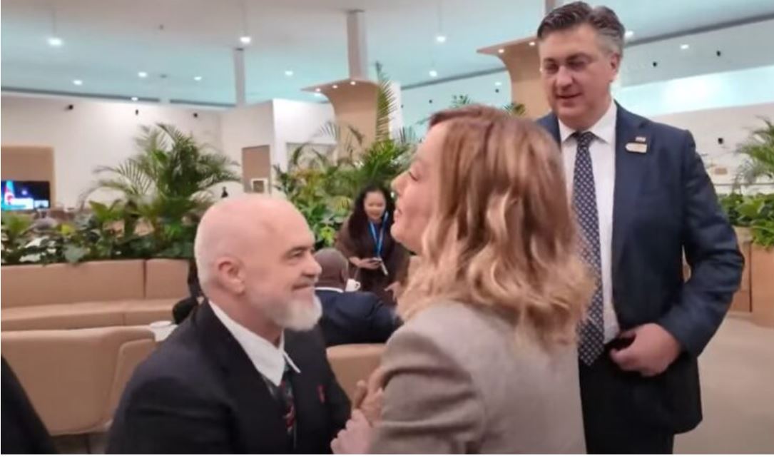 Edi Rama i ulet në gjunjë kryeministres së Italisë Giorgia Meloni..(VIDEO)