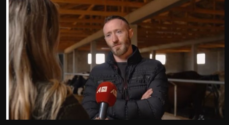 La pas kurbetin, merret me fermë në vendlindje, tregon vështirësitë..(VIDEO)