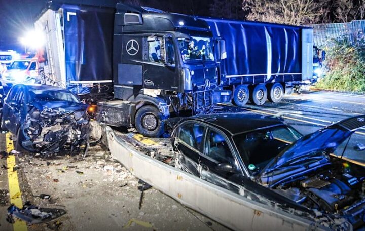 Aksident i rëndë! Kamioni godet disa makina, 19 të lënduar..(FOTO)