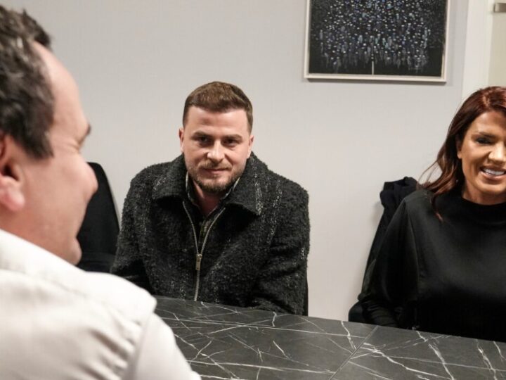 Edona Llalloshi i hyn politikës, bëhet pjesë e Vetëvendosjes..!?