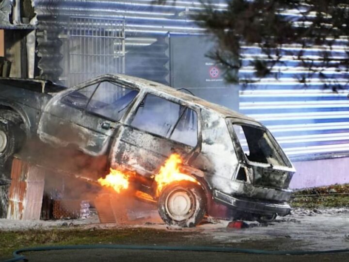 Golf 2-shi godet marketin e Kaufland dhe digjet, “zhduket” shoferi..!?