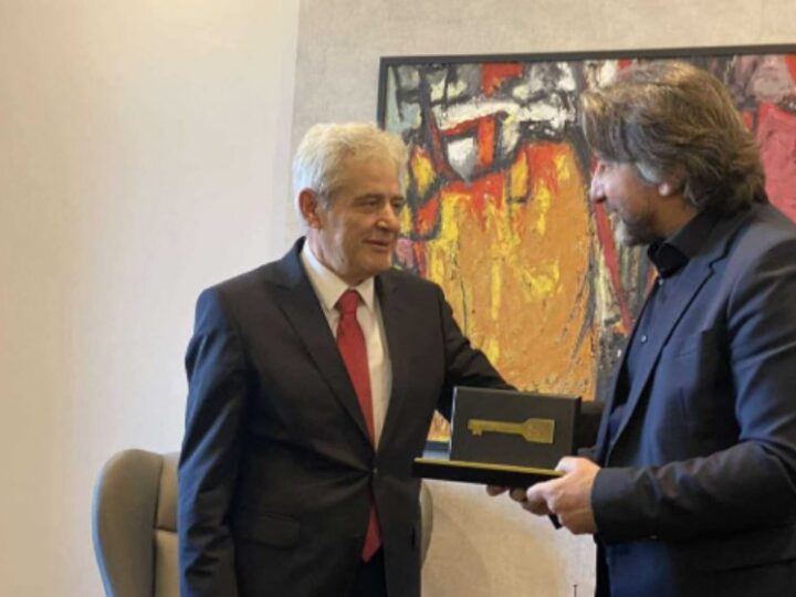 Rama i dhuron Ali Ahmetit “Çelësin e Qytetit”..