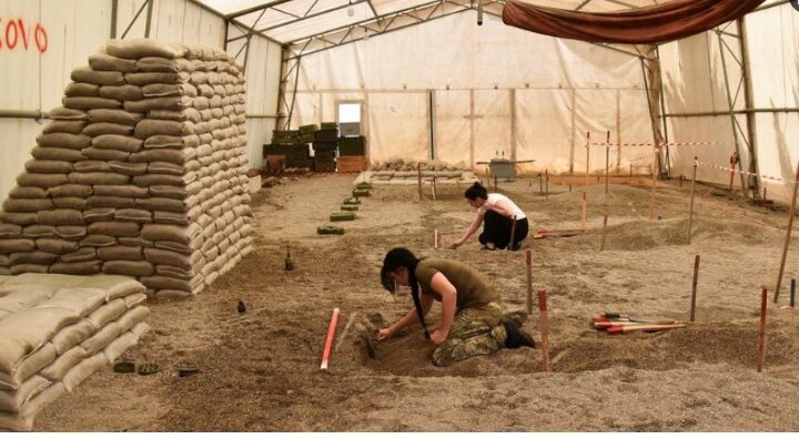 Gratë ukrainase ushtrojnë në Kosovë për t`i çmonuar minat..!?