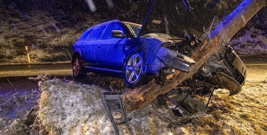 Rrugët në Gjermani bëhen të rrezikshme pas reshjeve, kështu u aksidentua një 27-vjeçare..(FOTO)