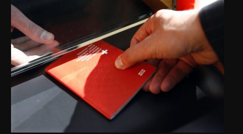 Zvicëranes i refuzohet hyerja në Amerikë..!?