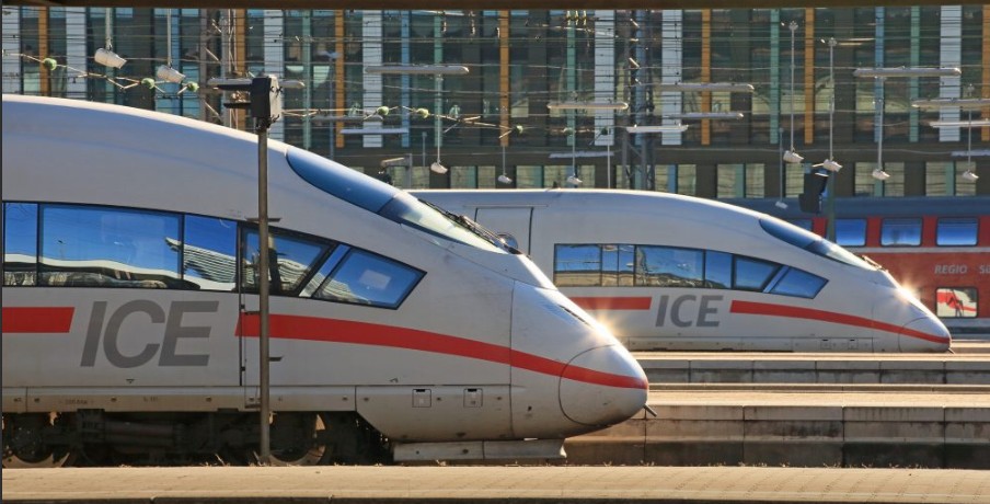 Doli të pinte cigare, Treni u nis: Burri hidhet dhe qëndron 10 minuta mes vagonëve..