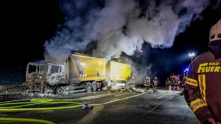 Kamioni përplaset dhe merr flakë i tëri..! (FOTO)