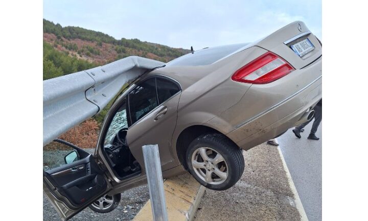 Aksidenti i frikshëm, makina humb kontrollin dhe qëndron pezull mes barrierës dhe kanalit..! (FOTO)