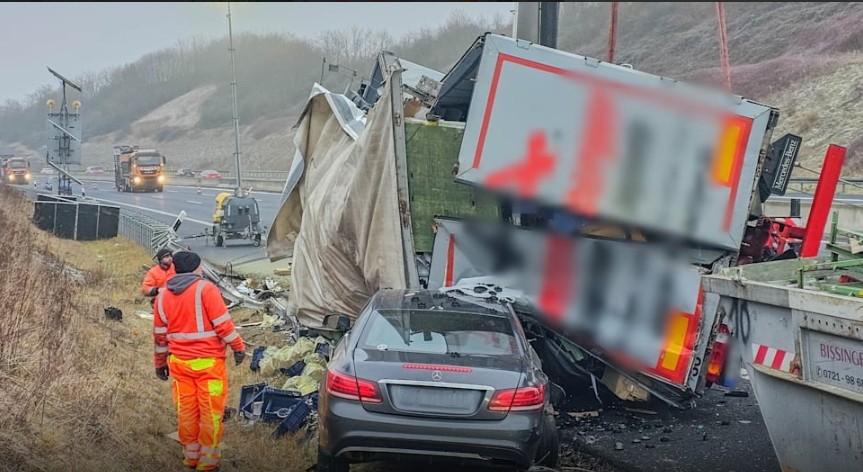 Gjermani: Makina shtypet nga kamioni në A8, e pabesueshme çka i ndodhi shoferit..! (FOTO)