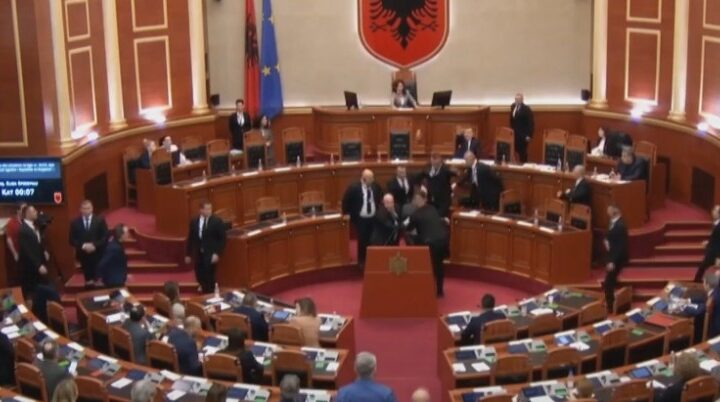 Sapo ka ndodhur rrahje në parlamentin e Shqipëris..! (VIDEO)