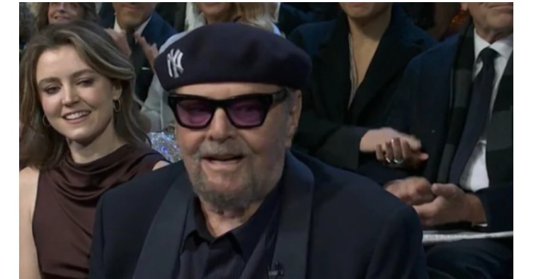 Momente të rralla: Jack Nicholson befason fansat duke u shfaqur në publik pas gati dy vitesh..