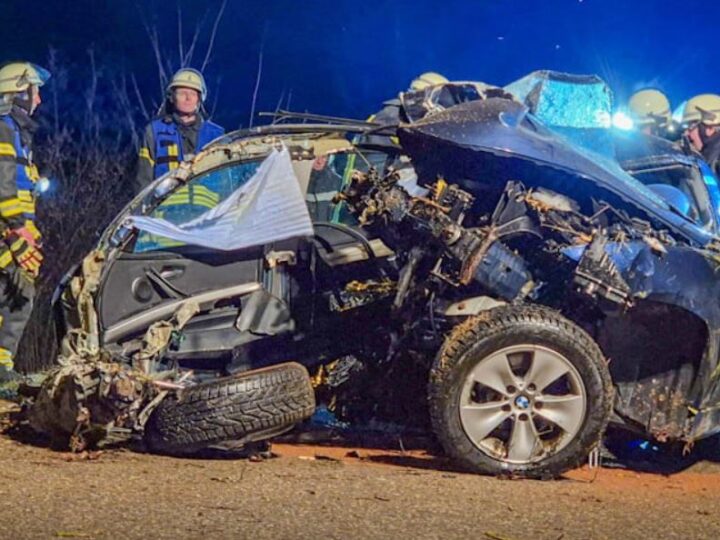 Dy të vdekur nga një aksident i rëndë në Gjermani, vetura ndahet në dysh!