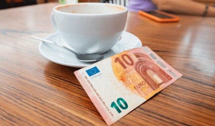 Shqiptarët nuk ngrihen nga kafeja as kur rritet çmimi i sajë !