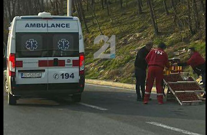 Ndodh edhe kjo në Maqedoni! Autoambulanc me drita ndaet për të blerë mjaltë ! (VIDEO)