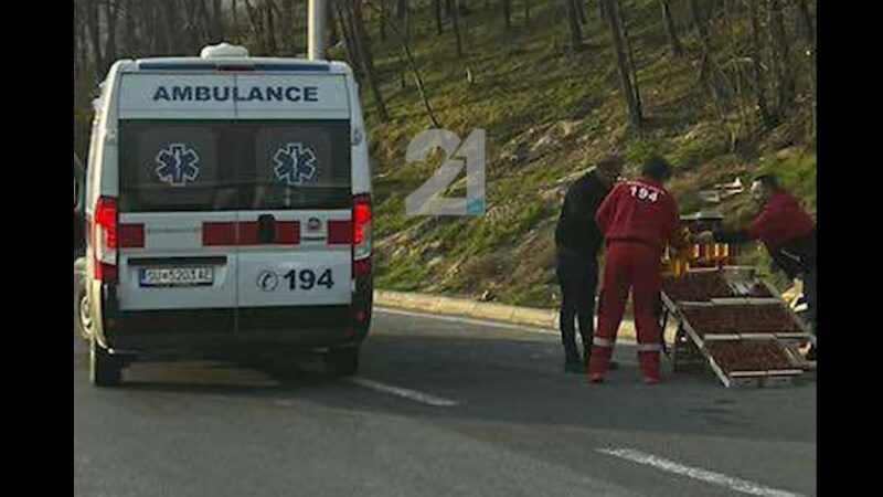 Ndodh edhe kjo në Maqedoni! Autoambulanc me drita ndaet për të blerë mjaltë ! (VIDEO)