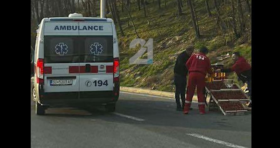 Ndodh edhe kjo në Maqedoni! Autoambulanc me drita ndaet për të blerë mjaltë ! (VIDEO)