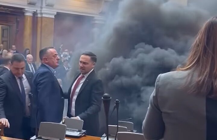 Kaos në Kuvendin e Serbisë! Eskalon situata.. (VIDEO)