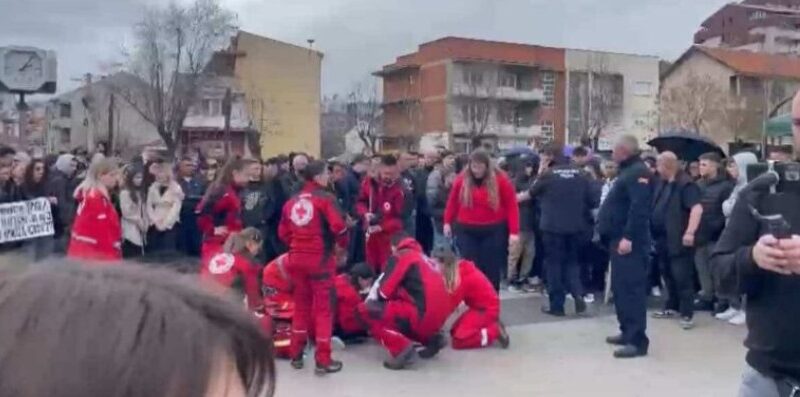 Përkeqësohet gjendja shëndetësore e dy protestuesve në Koçan, intervenon Kryqi i Kuq..!?