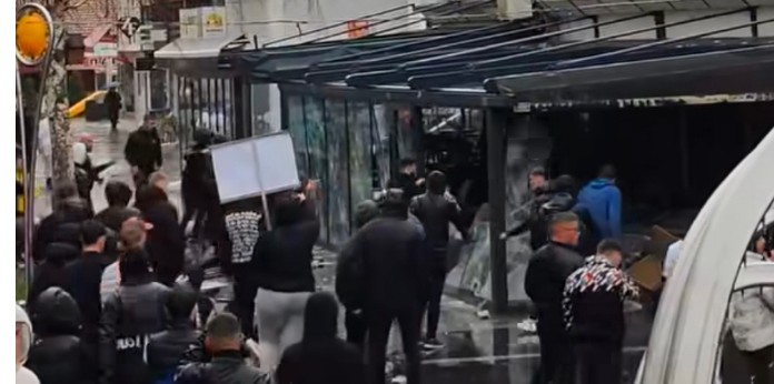 Kaos në Koçan! Protestuesit thyejn lokalin e pronarit të diskotekës ku ndodhi tre*gjedia..(VIDEO)