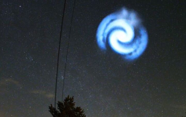 FENOMEN I RALL! Ekspertët tregojnë se çfarë mund të jetë spiralja e ndritshme që u shfaq në qiell..!?