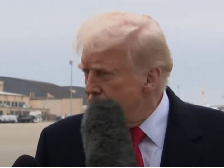 Trump goditet me mikrofon në fytyrë, shihni reagimin e tij..! (VIDEO)