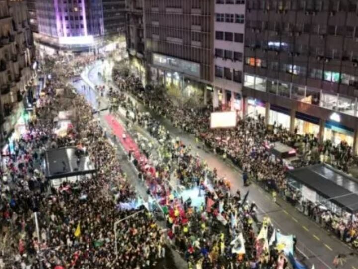 Dridhet Beogradi studentat dalin në rrugë ! (VIDEO)