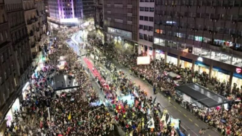 Dridhet Beogradi studentat dalin në rrugë ! (VIDEO)