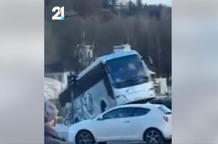 Momenti kur autobusi në Itali bie në lum, ka të vd’ekur ! (VIDEO)