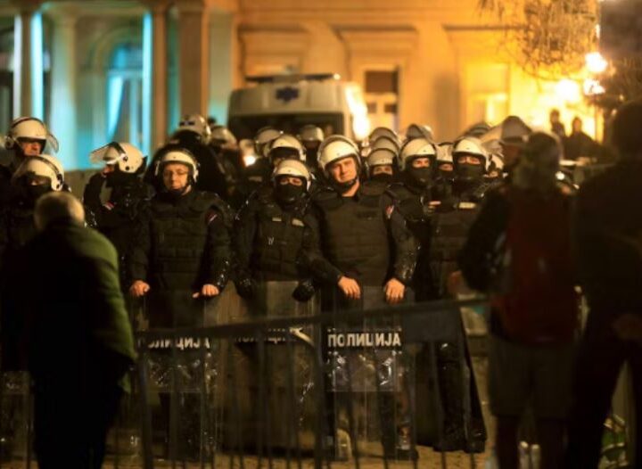 Qytetarët ‘djegin’ Beogradin, dalin në mbështetje të studentëve..!?