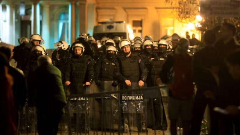 Incidente në Serbi! Shoferi përolas protestuesit..!?