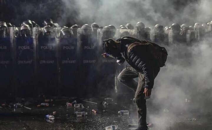 Çka po ndodh! Protesta të ashpra në Turqi pas burgosjes së rivalit të Erdoganit..!?