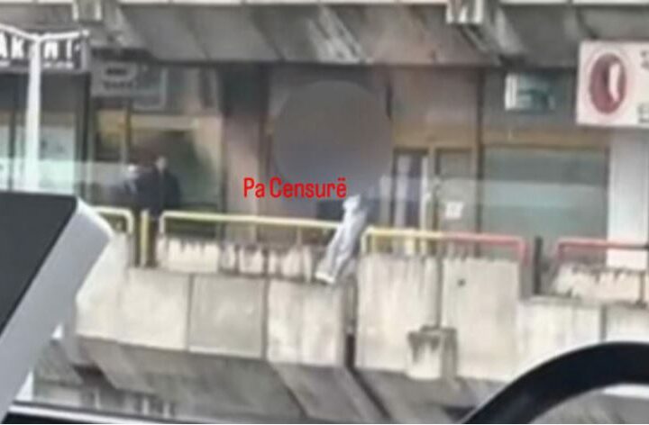E reja tenton t’i japë fund jetës në qendrën tregtare, shpëtohet nga policia në momentet e fundit !? (VIDEO)