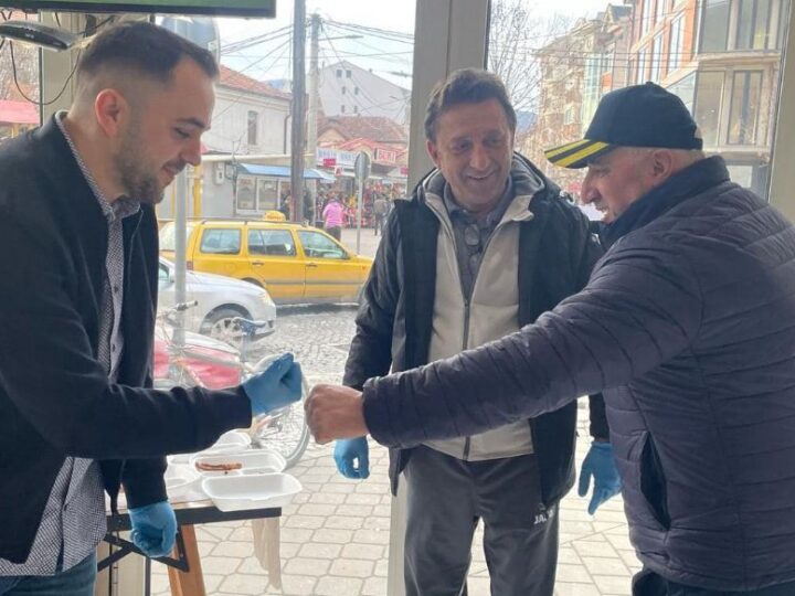 Edhe këtë vit, tradita e shpërndarjes së iftareve falas “Te Berza” vazhdon (VIDEO)