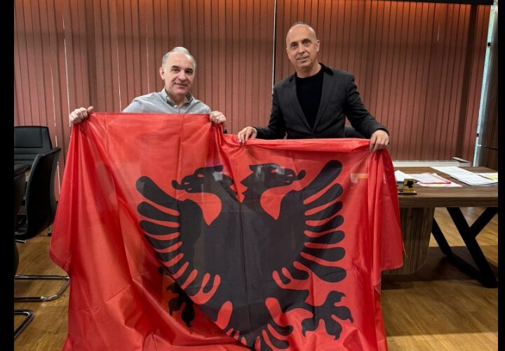 Kryetari Fatmir Dehari i dhuron flamur gjigant Xhamis Kërçova në Zvicër