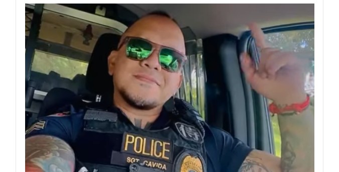 Polici amerikan bëhet viral duke dëgjuar këngë patriotike në gjuhën shqipe..!? (VIDEO)