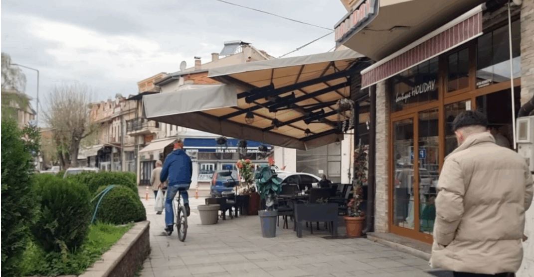 Kërçovë: Të ’fortët’ e qytetit pushtojnë trotuaret..!? (VIDEO)