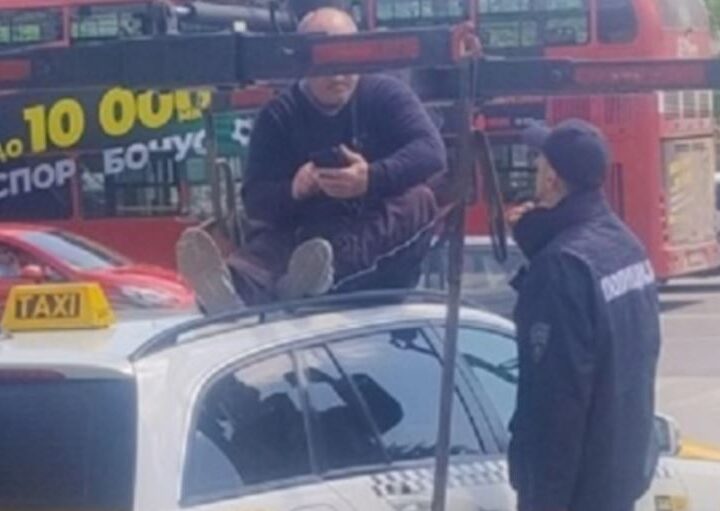Ja çfarë ndodhi me taksistin që u ngjit mbi veturë për ta penguar “merimangën”..!?