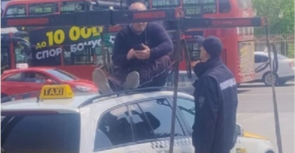 Ja çfarë ndodhi me taksistin që u ngjit mbi veturë për ta penguar “merimangën”..!?